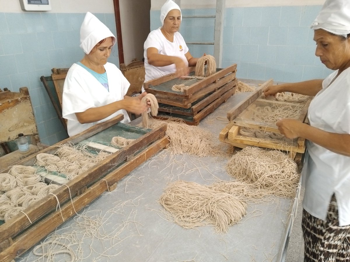balada_pena's tweet photo. Aqui presente los elaboradores de alimentos siempre buscando soluciones #HolguìnSì avanza #Numa https://t.co/tBVuhwMPq6