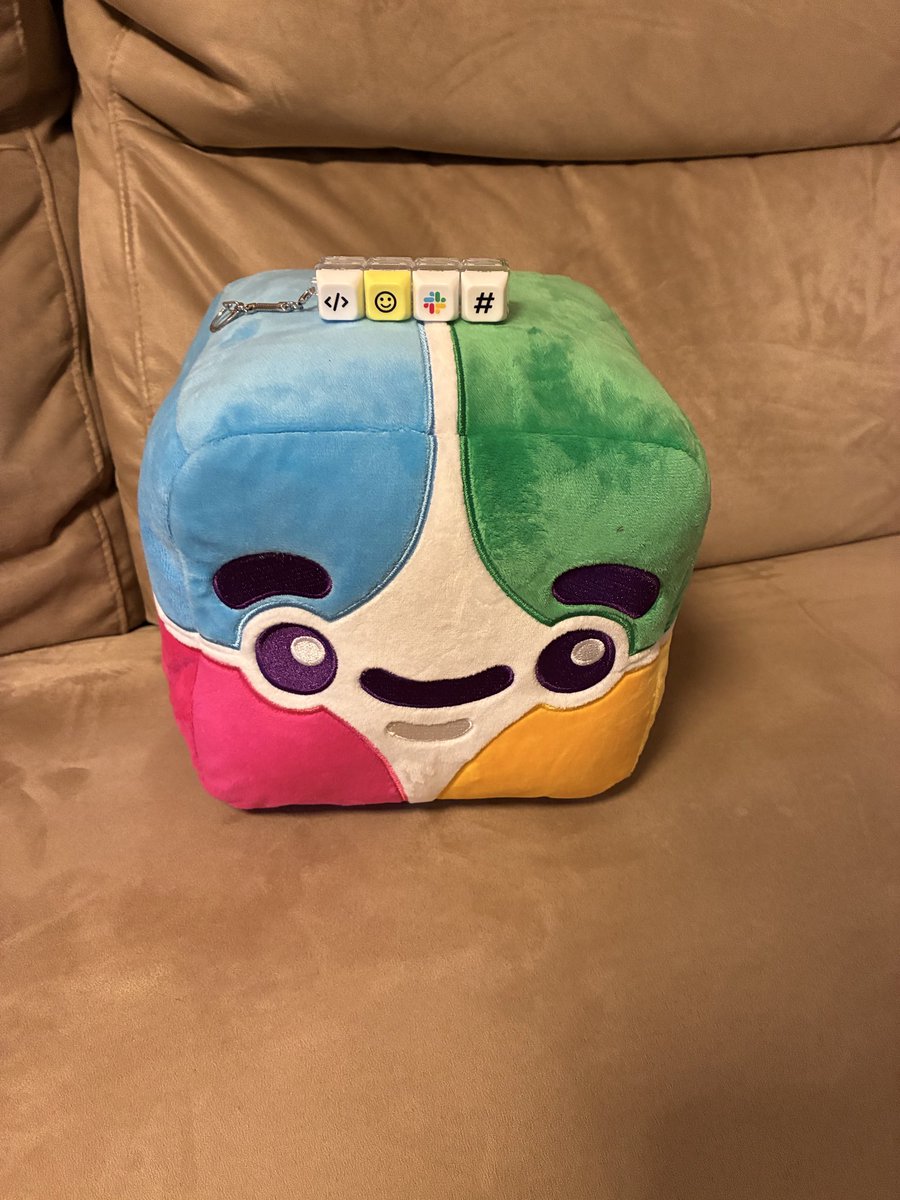 Neri78's tweet photo. 今日のイベントで頂きました！
キーボードのキーアクセサリーは、2番目の子が「青軸だ！」と喜んで、血を感じるなどw

#SlackDevDay https://t.co/U2cLf1C1vR