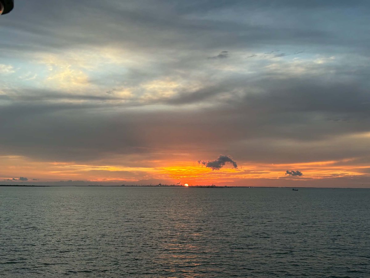 GalvestonFerry's tweet photo. The sky put on a breathtaking show last night. Brilliant shades of crimson and scarlet stretched across the horizon, while soft clouds drifted like painted brushstrokes through the glowing red light. #FerrySunset https://t.co/TQ1fqPymk5