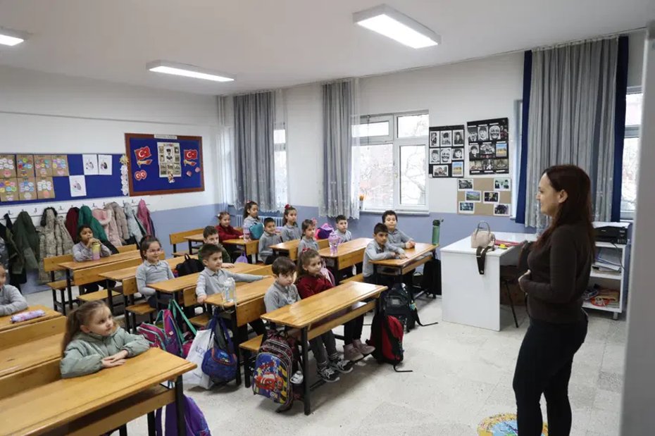 isakalay's tweet photo. 🔴 MEB okullara yazı gönderdi:
Maarif modeli artık hayata geçiyor.

Kadın öğretmenlerin tayt, mini etek, tişört, kot pantolon giymesi genelgeyle yasaklandı.

Erkek öğretmenlerin uzun sakal bırakmaması gerektiği belirtildi.

Helal olsun Yusuf Tekin 👏👏 https://t.co/R5qLfAXw48
