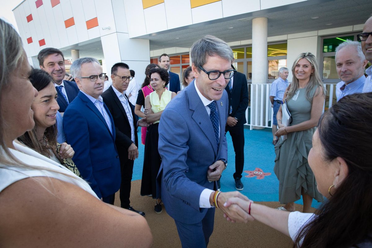 lariojaorg's tweet photo. 🏫 La nueva escuela de Educación Infantil de Aldeanueva de Ebro abre sus puertas este curso con 74 plazas de 0 a 3 años.

El presidente @CapellanGonzalo ha inaugurado las nuevas instalaciones.

🖇️ https://t.co/TYPjub5ifN https://t.co/vG942Mssa3