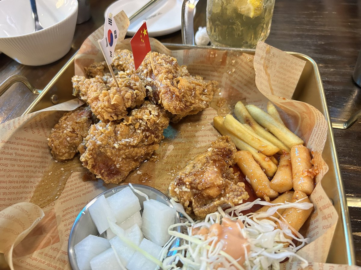 fedars01's tweet photo. 韩国人真是没吃过好的，就这也能吹上天，我吃两块就腻的不行了 https://t.co/JNRkQLYqH8