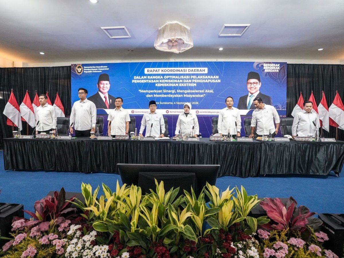 cakimiNOW's tweet photo. Pengentasan kemiskinan tidak bisa diselesaikan sendirian. Harus “dikeroyok” bersama-sama.

Hari ini saya memimpin Rapat Koordinasi Daerah Optimalisasi Pengentasan Kemiskinan di Kota Surakarta, bersama Kepala BPS, Gubernur Jawa Tengah , Wali Kota Surakarta, Plt. Bupati Sukoharjo , Bupati Klaten , Bupati Boyolali , dan Plt. Bupati Pekalongan.

Saya mendengarkan langsung cerita para kepala daerah. Mereka bekerja keras, terus berinovasi, dan jemput bola. Tidak menunggu masalah datang, tapi mengambil alih masalah. Energi seperti ini yang harus kita jaga bersama. Ada satu hal yang membuat saya optimistis: orientasinya sudah bergeser. Bantuan sosial kita letakkan sebagai bantalan sementara, bukan tujuan akhir. Yang kita dorong adalah pemberdayaan agar warga naik kelas dan mandiri. Sampai suatu saat nanti, yang menerima bantuan sosial benar-benar hanya mereka yang memang harus kita lindungi: para lansia dan penyandang disabilitas.

Forum ini juga menyatukan kekuatan Pemerintah, Kampus, Filantropi, swasta, dan BUMN agar seluruh program pemberdayaan terintegrasi, memastikan amanat Inpres Nomor 8 Tahun 2025 benar-benar sampai ke warga.

Setiap rupiah anggaran negara harus berdimensi pemberdayaan, bermanfaat untuk memberdayakan.