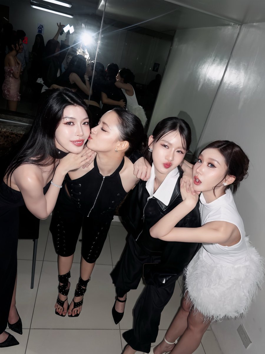 LoveBoundOFC's tweet photo. LOVE BOUND GANG at FANDOM FEST in MANILA, PHILIPPINES 🇵🇭🫶🏻

LOVE YOU ALL THE PHILIPPINES FANNN 🤍✨

#OrmFolk #ZenPat 
#FandomFest 
#LoveBound #รักนี้ตีตรา https://t.co/zhT4Bi0Rsd