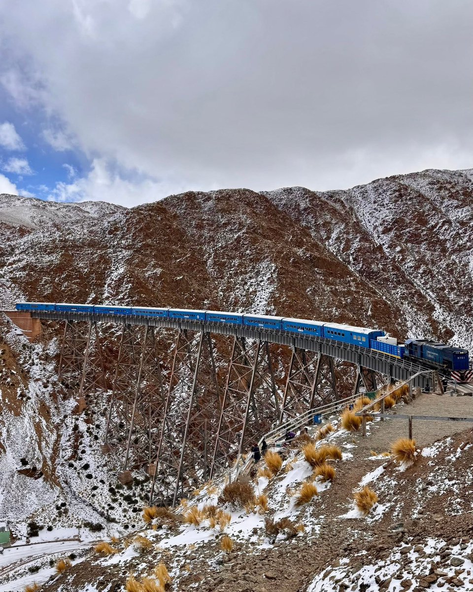 Imagen_Arg's tweet photo. Tren a las Nubes 💙 cruzando el Viaducto La Polvorilla ubicado a más de 4.200 metros sobre el nivel del mar. Salta #turismo https://t.co/Tt7sRo6DDD