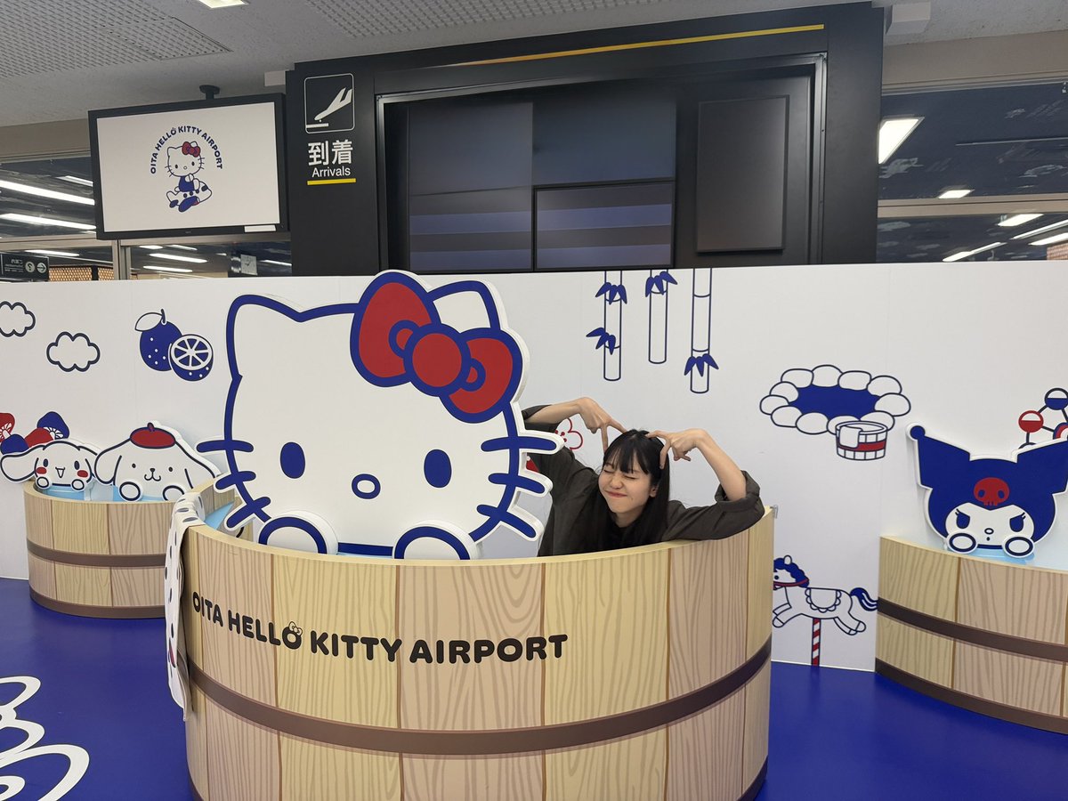 satohina1223's tweet photo. 瑞希へ
2027年3月31日まで
〈大分ハローキティ空港〉
って名前になっているみたいで
空港全部が可愛かったよ！！！🎀
カワイイがいーっぱいあった🎀
明日の大分ファン���、一緒に楽しもうねっ！ https://t.co/lrzkWHwQVn