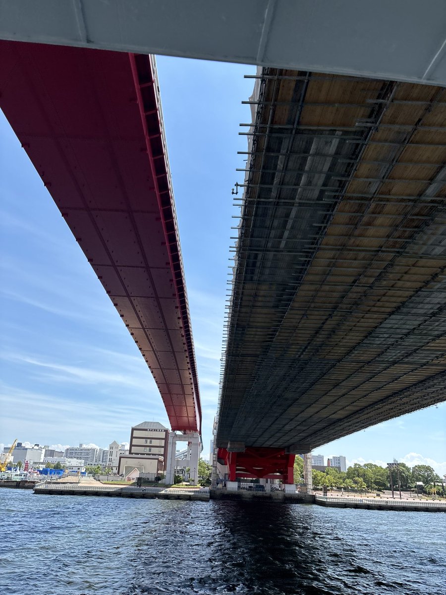 flyd_potato's tweet photo. 【遊覧船 ロイヤルプリンセス】
もっと海が見たいなぁと思いながらふらっと歩いていたらたまたま出航前の呼び込みを聞き付け、運命を感じて乗ってみました🛥️
船から見える景色の解説を放送してくれて、40分の船旅もあっという間！
屋上デッキで神戸大橋の下も潜れたので大満足 https://t.co/vmldyMI24G