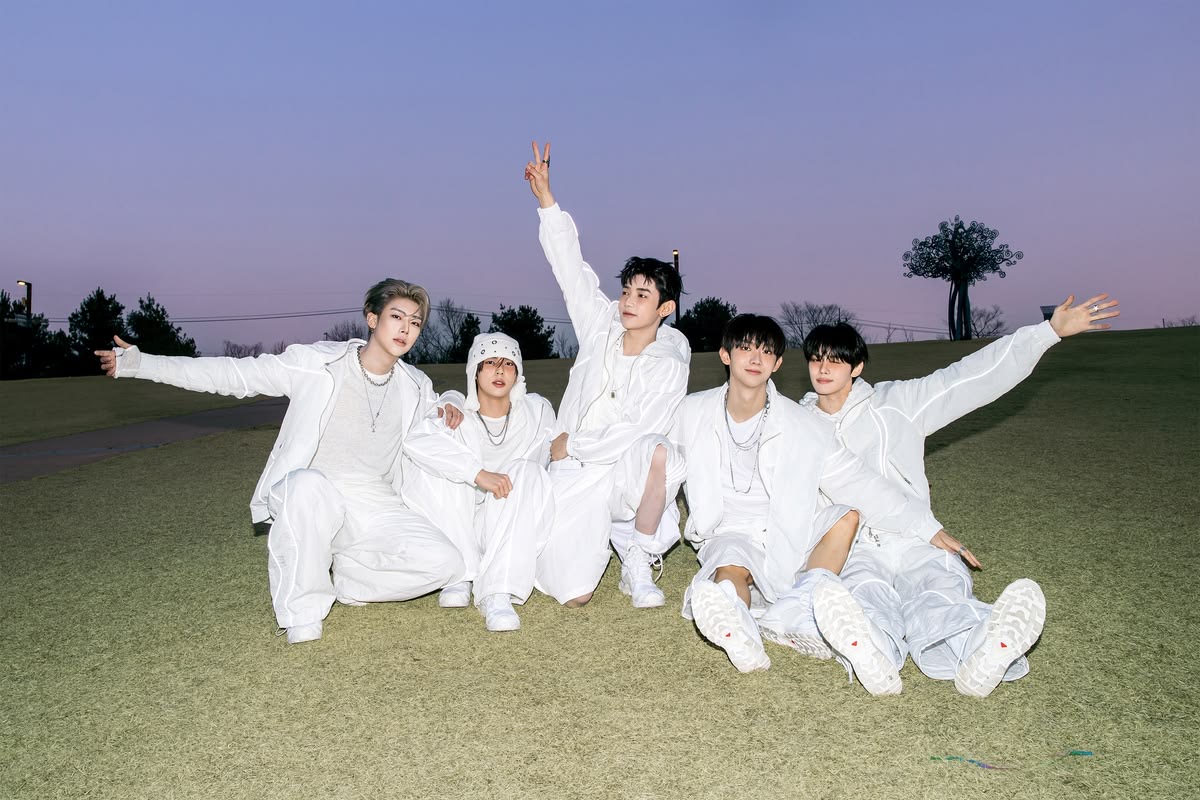 YJ_0320_'s tweet photo. 빅크님, 제가 마지막으로 정착할 것 같은 아이돌 하나
진지하게 영업해도 될까요? 바로 앤더블입니다.

이벤트를 통해 너무 영업하고 싶어져서요
오늘은 진짜 작정하고 다섯 명 자랑해 보겠습니다

하오는 진짜 무대 체질이에요
무대에 올라가면 분위기가 180도 달라지는 게 느껴지고,
표정이나 제스처 하나에도 자기만의 색이 확실해요
무엇보다 무대를 즐기고 있다는 게 바로 보여서
보는 사람까지 같이 빠져들게 하는 힘이 있어요
하오가 무대하는 걸 보면
'아, 진짜 무대를 좋아하는 사람이구나' 싶어요

유진이는 춤을 볼수록 계속 눈이 가는 멤버예요
동작 하나하나의 선이나 디테일이 예쁘고
음악을 타는 느낌도 좋아서 같은 안무인데도
유진이가 추면 또 다르게 보여요
처음에는 전체 무대를 보고 있다가 어느 순간
유진이 춤을 따라가고 있는 저를 발견하게 되는…
조용히 춤으로 시선을 끌어가는 매력이 있어요

규빈이는 팬 사랑을 빼놓고 이야기할 수가 없어요
말 한마디나 행동 하나에서도 팬들을 정말 소중하게
생각한다는 게 느껴져서 보고 있으면 괜히 마음이 따뜻해져요
그런데 또 무대에 올라가면 에너지가 확 달라져요
팬들에게는 따뜻하고 무대에서는 또 확실하게 빛나는
그 갭차이가 저를 미치게 만들어요

리키는 그냥 리키만의 분위기가 있어요
이건 말로 설명하기 어려운데,
무대에 있으면 자기만의 색이 확실하게 보여요
표정이나 눈빛 같은 작은 순간에도 사람을 끌어당기는
힘이 있어서 단체를 보고 있다가도 어느 순간 리키를 찾고 있는
저를 발견하게 돼요. 분명 다섯 명을 보고 있었는데
자꾸 리키를 보고 있어요

승언이는 목소리로 기억에 남는 멤버예요
시원하게 뻗는 고음이 정말 매력적이고, 노래에 감정을 담아서
부르는 것도 좋아해요 승언이 파트가 나오면
무대에 MSG를 넣어 완성도가 올라가는 느낌이 있어서
노래를 듣다 보면 어느 순간
승언이 파트를 기다리고 있는 저를 발견해요

근데 제가 진짜 영업하고 싶은 건 멤버 개개인보다
이 다섯 명이 함께 있는 앤더블이에요.

왜냐하면 이 다섯 명은 그냥 우연히 만나서
한 팀이 된 사람들이 아니거든요

원래부터 같은 회사에서 연습생으로 함께했고,
같이 연습하며 꿈을 꾸다가 서바이벌에도 함께 나가
각자 그룹으로 활동하는 시간을 가지고
다시 다섯 명이 모여 지금의 앤더블이 됐습니다.

이 이야기를 알고 앤더블을 보면 진짜 느낌이 달라요.

서로의 연습생 시절을 통해 같이 버틴 시간도 오래됐고
누구보다 서로의 노력을 가까이에서 봐온 사람들이잖아요.

그래서 저는 이 다섯 명이 서로를
가족이라고 부르는 게 눈물버튼이자 입덕포인트입니다

처음부터 가족이었던 게 아니라 함께한 시간이 쌓이고,
한 번 떨어져 있던 시간까지 지나서 다시 만나
진정한 가족으로 거듭났으니까요

장난칠 때는 남고딩들처럼 편해 보이고,
한 명이 잘하면 자기 일처럼 좋아해주고,
서로 챙기는 것도 너무 자연스러워요.

그래서 앤더블을 보고 있으면 가끔
진짜 다섯 식구로 보고 있는 것 같은 기분이 들어요.

각자만의 매력이 확실한데 다섯 명이 같이 있으면
또 ‘앤더블’이라는 하나의 색이 생겨 정점을 찍습니다

하오는 무대로 분위기를 잡고, 유진이는 춤선으로 시선을 끌고,
규빈이는 따뜻한 에너지로 마음을 잡고, 리키는 자기만의
분위기로 눈길을 끌고, 승언이는 목소리로 무대를 채우고.

각자 한 명씩 영업해도 할 말이 많은데
다섯 명을 같이 보면 더 좋아지는 팀.

이게 제가 앤더블을 좋아하는 가장 큰 이유예요.

그리고 솔직히 저는 아직 신인이라는 게
가장 미치는 포인트라 생각해요

이미 중고신입이고 신인상도 받았지만 아직 신인이잖아요.

지금까지 보여준 것도 분명 많지만,
아직 보여주지 않은 게 훨씬 많다는 뜻이니까요.

오래전부터 함께 해온 다섯 명이 이제 앤더블이라는 이름으로
계속 시간을 쌓아가면 어떤 팀이 될지 정말 궁금해요.

지금도 좋아서 이렇게 열심히 영업하고 있는데
앞으로 더 성장하면 저는 또 어디까지 빠지게 될 지
벌써부터 기대돼요.

그래서 빅크 관계자분들께 진짜 한 번만 영업하고 갈게요.

앤더블, 한 번만 봐주세요.

한 멤버 때문에 찾아봤다가 다른 멤버가 궁금해지고,
그러다 다섯 멤버를 다 보고 결국 입덕해
앤클로가 될 수도 있는 팀이에요.

제가 처음에 괜히 “마지막 아이돌”이라고 한 게 아니에요.

각자 매력도 확실하고, 다섯 명이 함께 있을 때 더 좋고,
오래전부터 이어져온 관계성도 있고, 무엇보다 아직 신인이라
앞으로 만들어갈 이야기가 정말 많이 남아있는 팀.

그래서 저는 앤더블의 지금도 좋지만,
이 다섯 명이 앞으로 만들어갈 모습이 더 궁금해요.

빅크님도 앤더블의 지금 한 장면만 봐주시기보다,
이 다섯 식구가 앞으로 만들어갈 이야기까지
같이 봐주시면 좋겠습니다.

오늘 이 글을 통해 앤더블을 처음 알게 되신 분들도
여기까지 읽으셨다면 이름 하나만 기억해 주세요.

"앤더블"

그리고 무대 한 번만 찾아봐주세요.

혹시 다섯 명 중 한 명이라도 마음에 남는다면
저는 제 영업에 성공했다고 생각하겠습니다.

빅크님, 제가 오늘 진짜 열심히 영업했으니까
앤더블과 이 다섯 식구의 다음 이야기도 같이 봐주세요.

저는 진지하게 오래 보고 싶습니다.

#SPOTVKPOPAWARDS #SKA #BIGC