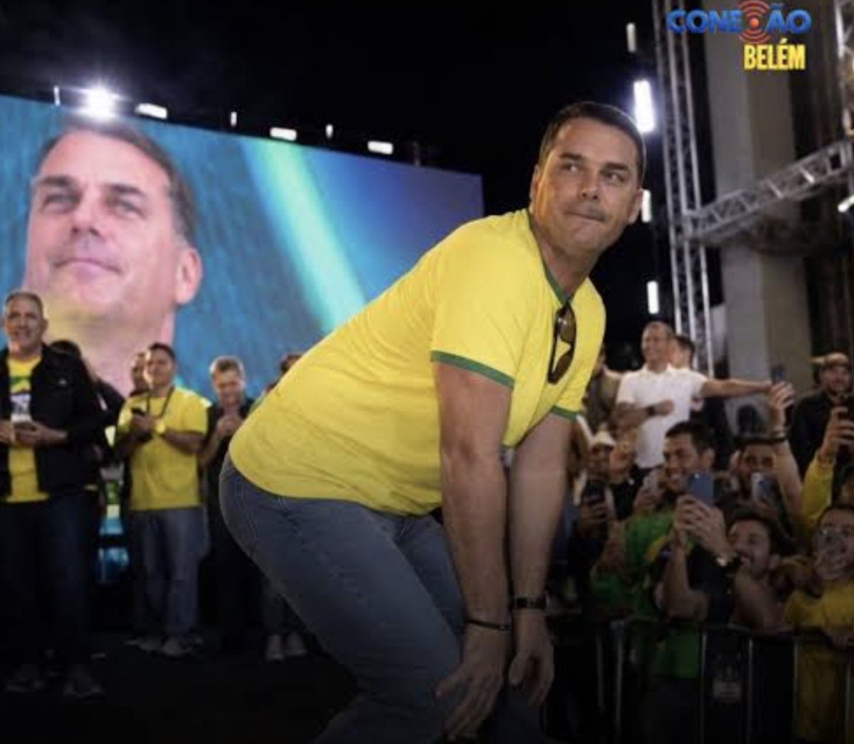 Marcus_BigHouse's tweet photo. @Pri21ms Olha aqui o seu candidato fazendo campanha https://t.co/K1BtNPwcwk