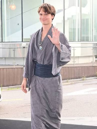 pannchoa's tweet photo. S*x offender and celebrity Ansel Elgort allegedly ignored the Korean event's dress code and still showed up to the event wearing a kimono
https://t.co/GbFPdnEFVj https://t.co/MyNRba9p1x