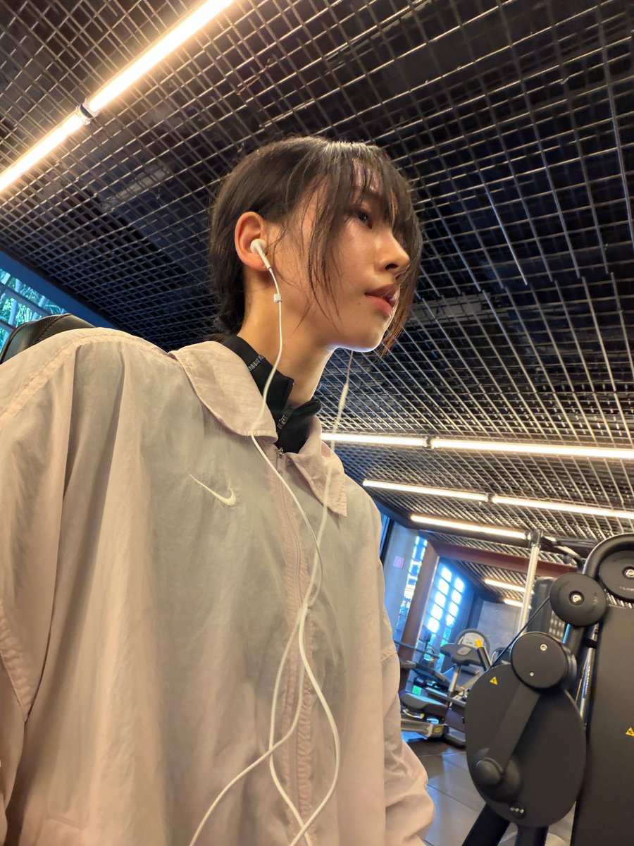 icurina's tweet photo. karina and this damn angle in the gym https://t.co/ZSFjYQYLoa