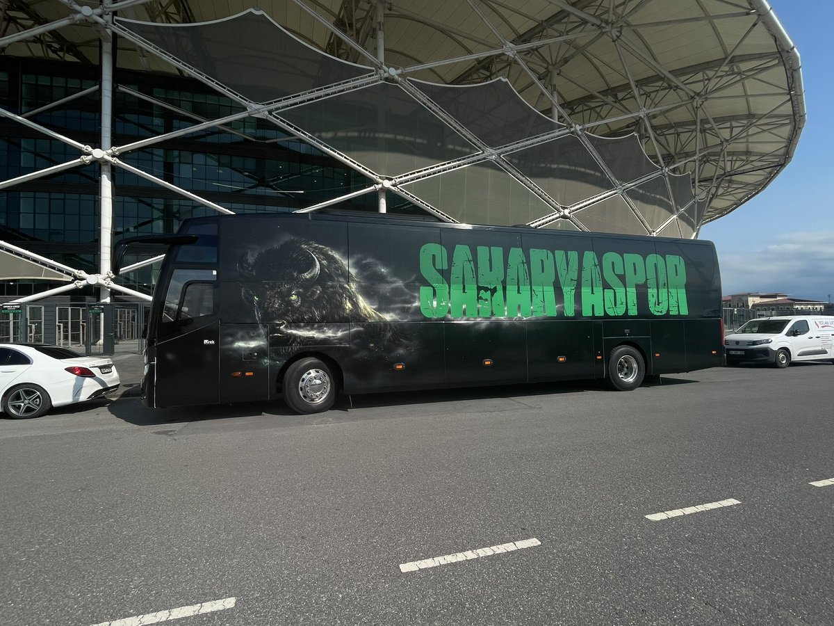 kubilayersy17's tweet photo. Sakaryaspor takım otobüsünün yeni hali; https://t.co/y9F9FjRgQl