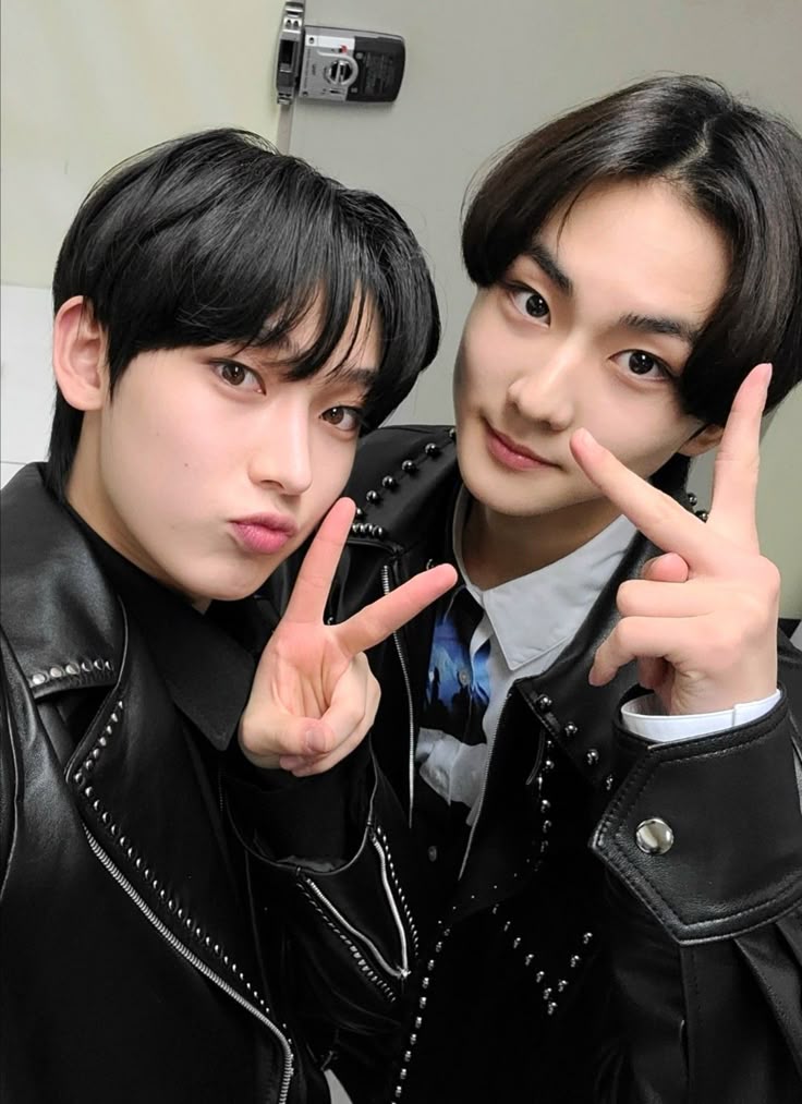 nikiflora1009's tweet photo. He went through pure hell while we thought he was just lucky. Cancer, bullies, rejection... why him? ENHYPEN belongs to Heeseung, it was built around him. Thank God he is safe with us now. 🥺두 사람의 미소가 영원히 이어지길 #BlueMoon_with_SUNOO_JUNGWON #BoycottHYBE_StandForSevEN https://t.co/bGMeySf8T1