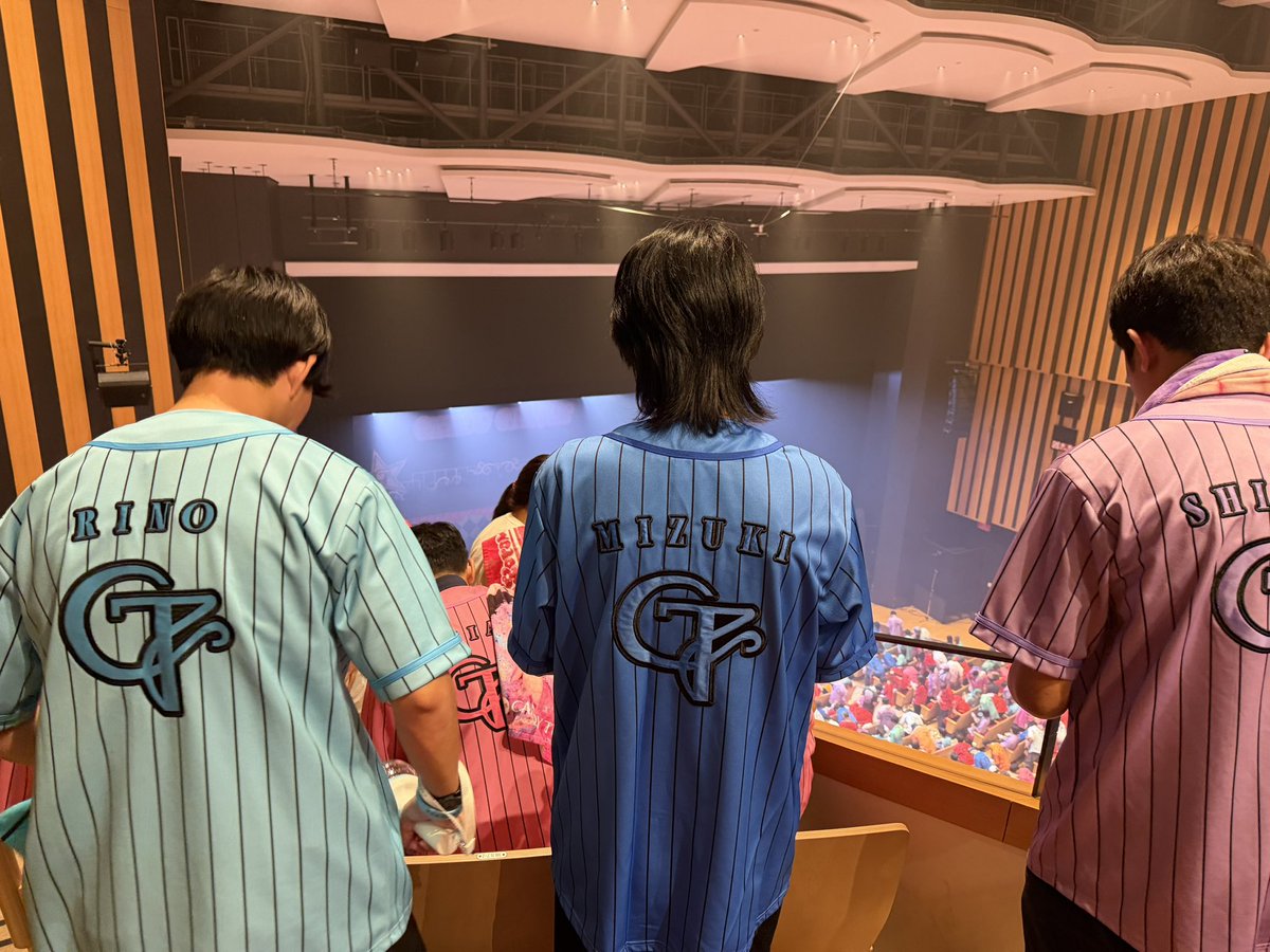 _milktea520's tweet photo. #拡散希望 
きゃんちゅーが悪いわけじゃないです⚠️😭
運営まじで舐め腐りすぎじゃないですか😭💧
FC1次でこの席、撮影可能がこれです😭😭😭あの、見切れ席じゃないです、もう一度言いますがFC1次です😭😭😭
座ってこれ、立っても2枚目です😭😭😭
(※2枚目はアナウンス流れて急いで撮ったのできゃんちゅーはいません)
公演中左側（下手？）は一切見えません。右（上手？）が三分の一見れたくらい。
飴ちゃんにわかりやすく言うとキスパテの琴未なんて一度も見れません😭どう角度変えても無理でした😭
ふるっぱーホルツも1次で4階飛ばされた等ポスト見てますが、流石にFCのこと大切にしてくれなさすぎじゃないですか😭
ふるっぱーのホルツは辛うじて全体を俯瞰して見れたかな…みたいなポストもありましたけど、今回全体なんて一切見れませんでした😭
ただただ目の前のおにーさん達の背中と頭……（目の前の方達目に止まって不快でしたらご連絡ください🙇💧）
呆れてペンライトすら振れませんでした😭😭😭だってメンバーに私の光は届かないもん😭😭😭
本当にお金返してください😭😭😭
#きゃんちゅー #CANDYTUNE #きゃーかす #カワラボ