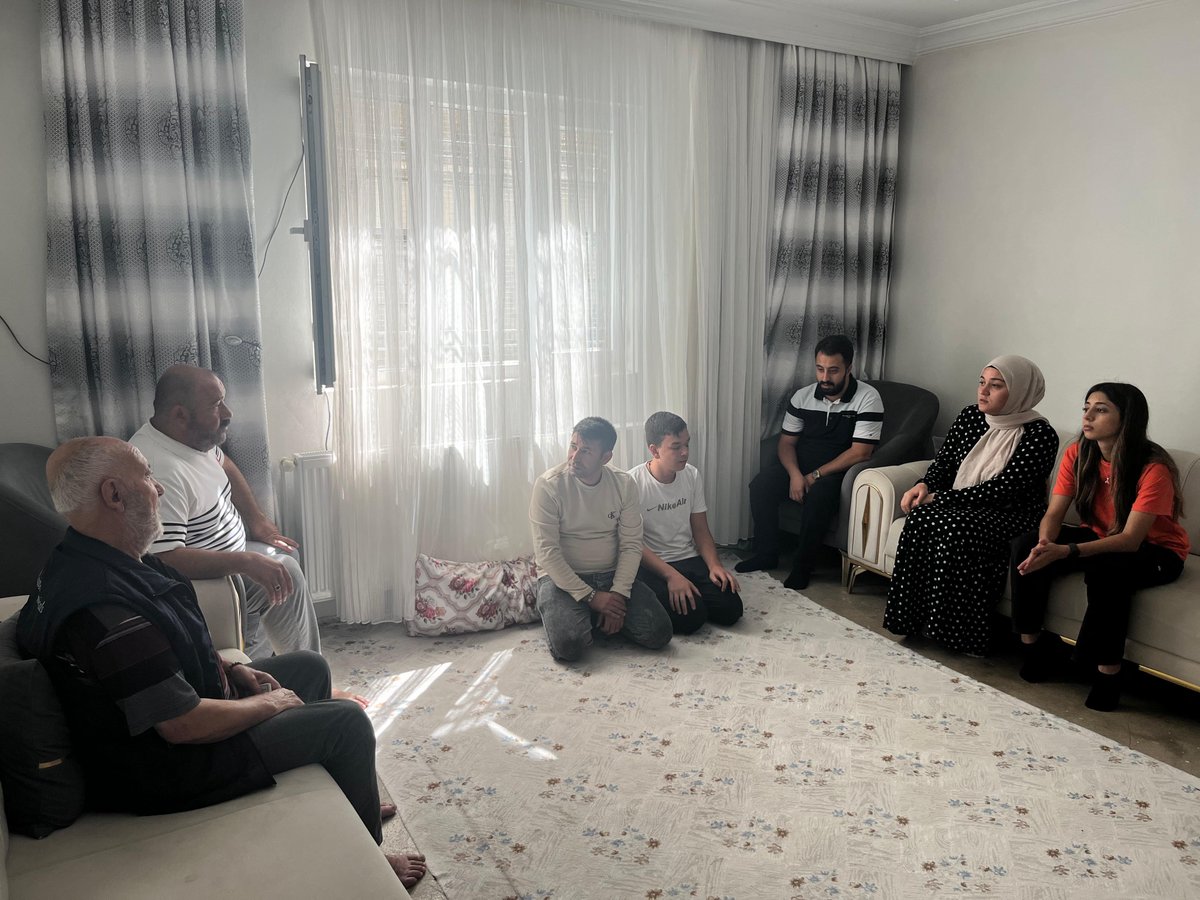 bese_yakup's tweet photo. 📍Boyno Mahallesi 

Yürütme Kurulu Üyemiz ve Teşkilat Mensuplarımız ile birlikte;

Rahatsızlığından dolayı sandalye ihtiyacı olan amcamıza tekerlekli sandalyesini teslim ederek bir nebze de olsa hayatını kolaylaştırmanın huzurunu hissettik.

Bu anlamlı desteğin gerçekleşmesine vesile olan Gaziantep Büyükşehir Belediye Başkanımız Sn. Fatma ŞAHİN’e gönülden teşekkür ederiz.

@avyusufibis
@abdulhamitgul 
@ferdisenel25
@fmfedaioglu 
@FatmaSahin 
@avmustafadurmus 
@ismailguler027
@umutymz 
@avyaseminkaraca 
@AKGenclikGM
@AKPartiG_Antep