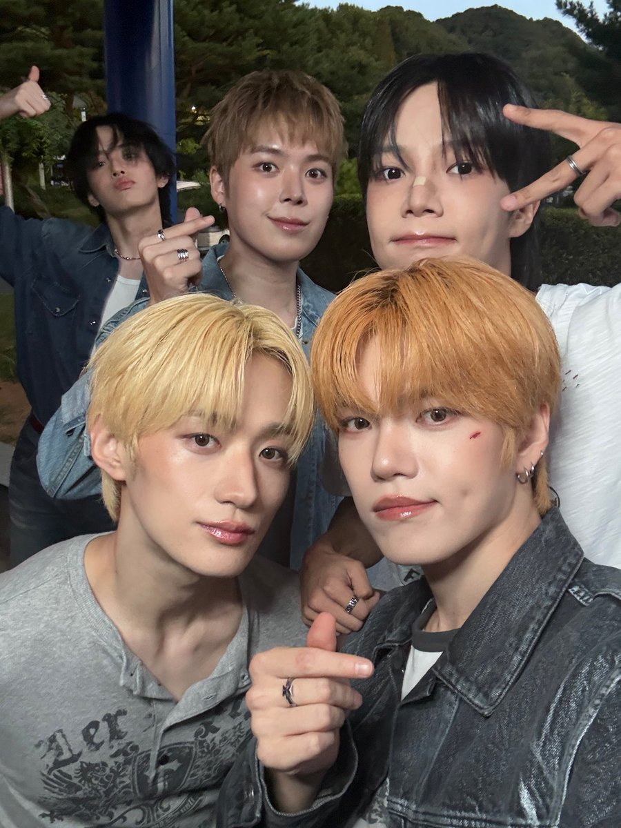 the_verivery's tweet photo. [📸]
2026.09.04

동굴을 가득 채워준 베러들의 함성 💜🤍
덕분에 선선한 동굴도 후끈후끈🔥
고마워요 베러!

#베리베리 #VERIVERY #VRVR
#CONFETTI #Dont_Panic
#20260907_6PM https://t.co/2x270MXlsB