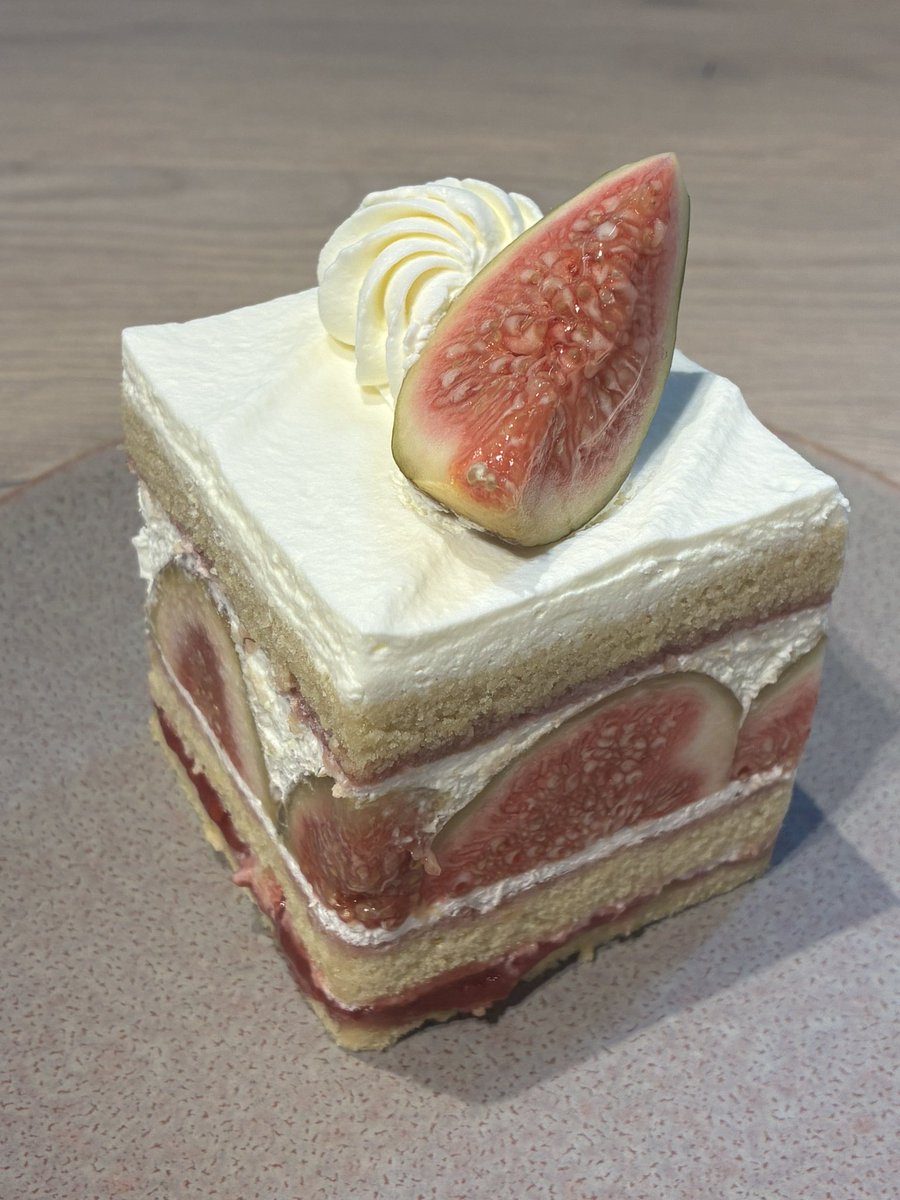 lillysho's tweet photo. イチジクのショートケーキ。
どうやって断面をこんなに綺麗にできるのだろうか、全て計算済なのだろうか。
ヨーロッパの友人曰く、向こうにはあまり生のイチジクのショートケーキはないらしい。
ヘトヘトの金曜日…エネルギーをチャージしよう！
#イチジク #fig https://t.co/7oaYfylpkY