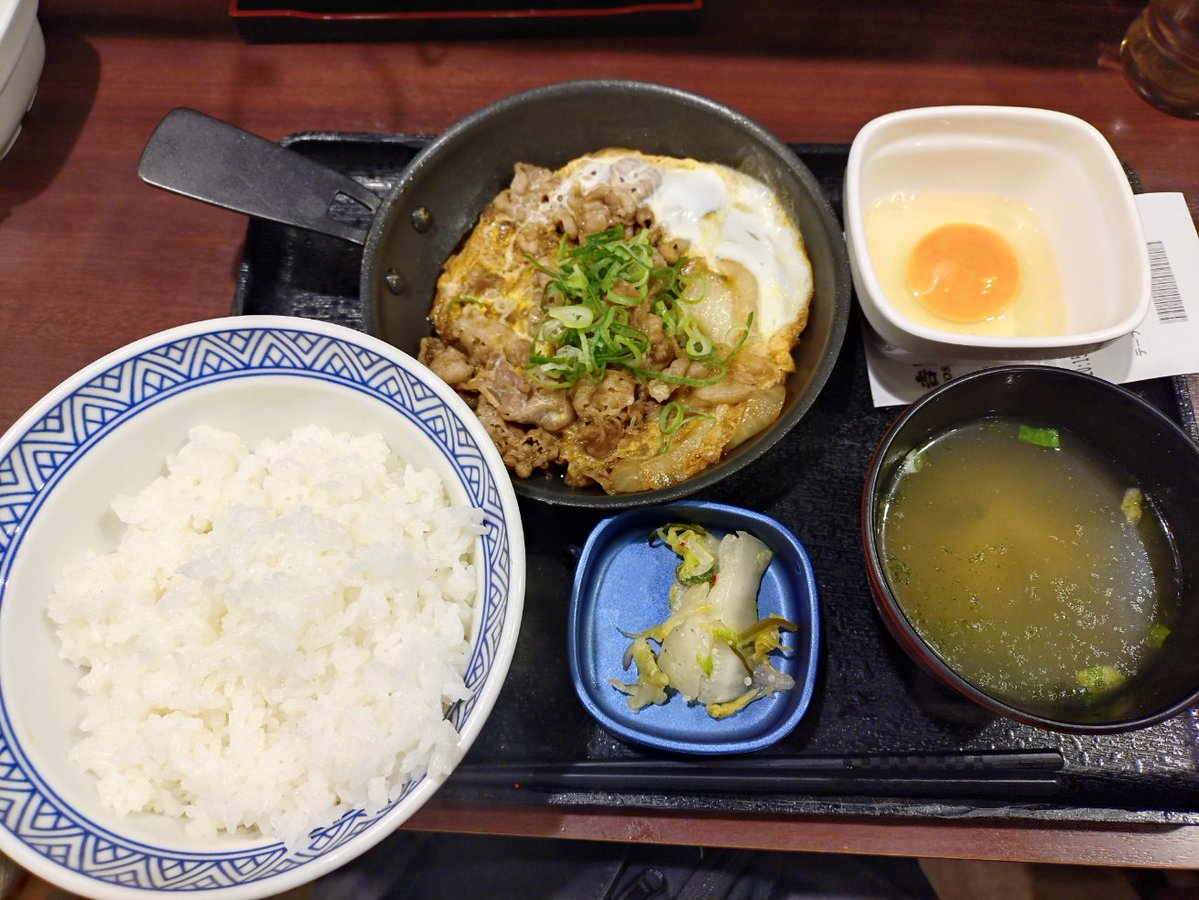 ryu199602's tweet photo. 月見牛とじ御膳
牛とじのつゆが甘じょっぱくてうまい。 https://t.co/iQQkkGVdOW
