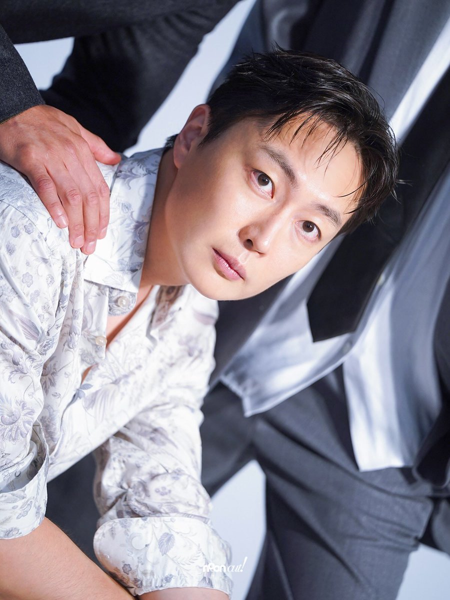 yuedao42's tweet photo. 这什么啊？？？？那俩男的是啥啊？？？？
你现在终于知道自己的粉丝受众都是什么人，需要什么样的写真了吗，谢谢你啊，拍出来这种堪称世界名画的写真来媚粉，谢谢你，真心谢谢你 https://t.co/tYD8sw2VNB