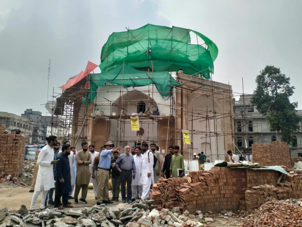 PWCAuthority_'s tweet photo. The Director General, #PWCA , visited the Nila Gumbad Complex to review ongoing #conservation works at the Nila Gumbad Shrine, restoration works of the Jamia Mosque, and facade rehabilitation of the complex and its surrounding context.
@GovtofPunjabPK
@cmopunjabpk @Marriyum_A https://t.co/5UcAfiuKxy