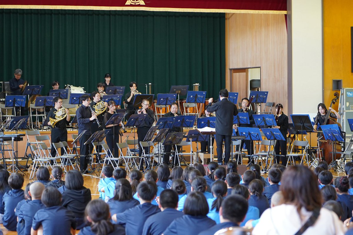 TKWOJapan's tweet photo. 本日は三種町立森岳小学校での本公演でした！今回は近隣の金岡小学校との合同開催となりました。
オーケストラとの共演曲の「翼をください」では、感動的な歌声が体育館に響き渡りました♪ありがとうございました！
#TKWO https://t.co/wLOkOyK0eS