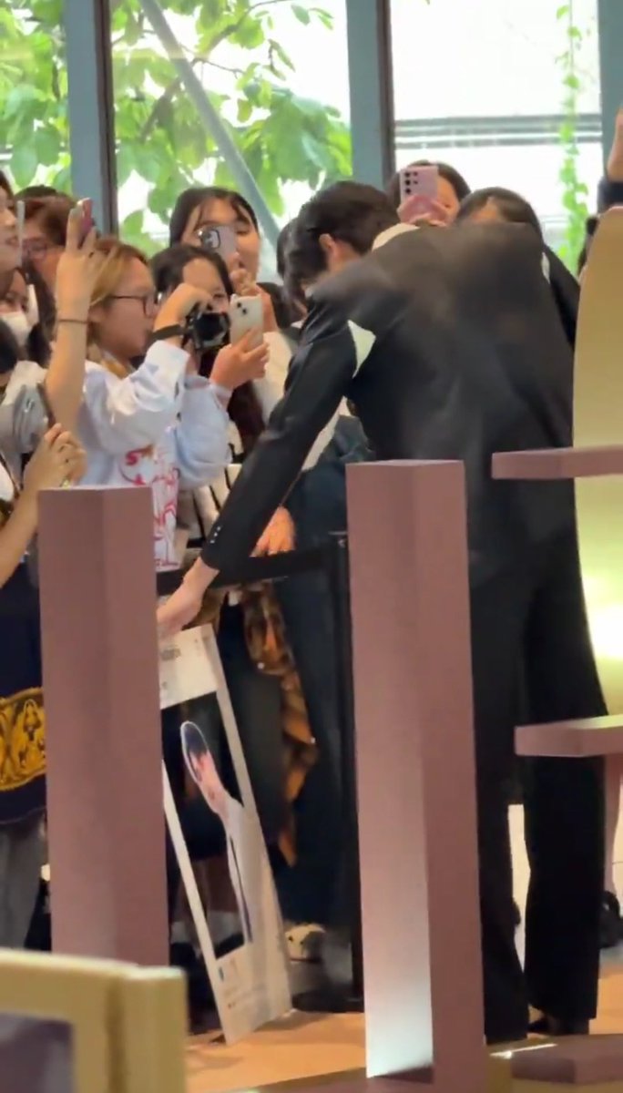 watearsp's tweet photo. เมื่อก่อนงะ ตอนนั้นดิวมีงานแล้วตรงกับวันเกิดน้องธี ฟคมีรูป นางก็ไปยืนดู ก้ม ๆ เงย ๆ ยิ้มหวานอยู่ตรงนั้น ถามเขาไปมาเหรอไปทันได้ยังไง แล้วก็ขอบคุณที่เขาไปงานวันเกิดน้องธี 🥺🥺 มีแอบคุยว่าธีไม่ให้ส่งคลิปอวยพรเพราะฮีไปเจอทุกวัน เขาเขิน คิดอีกทีไม่รู้มันบอกหรืออวดนะ >_< https://t.co/pi3m4EMmEW