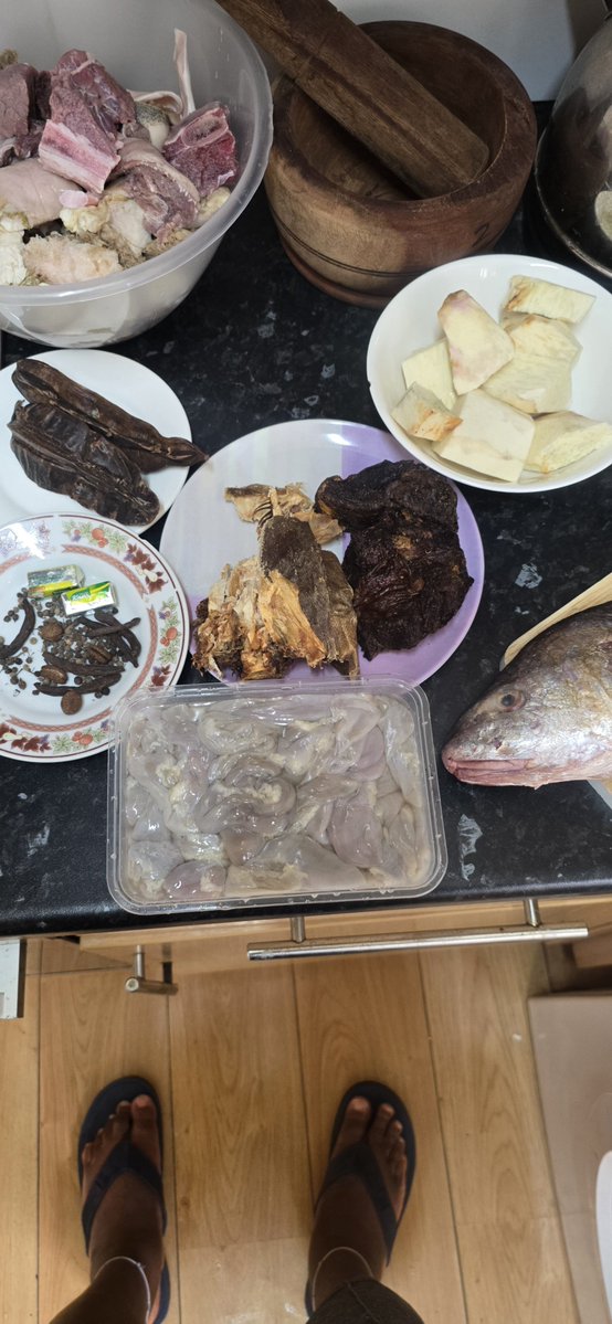 Uzochukwukwalu2's tweet photo. Ọ bụrọdị m ka Aba na a mụrụ ọkpọ. Agu gụọ m abanye kitchen siee ifee gụrụ m.

Nọrọ there chebe heaven's baby mgbe ọjị keecha isi &amp; nails na lashes bata.

Ụmụnne m ọ kwanu nsala ka anyị ji ebido the weekend. https://t.co/qGqv0PJGYD