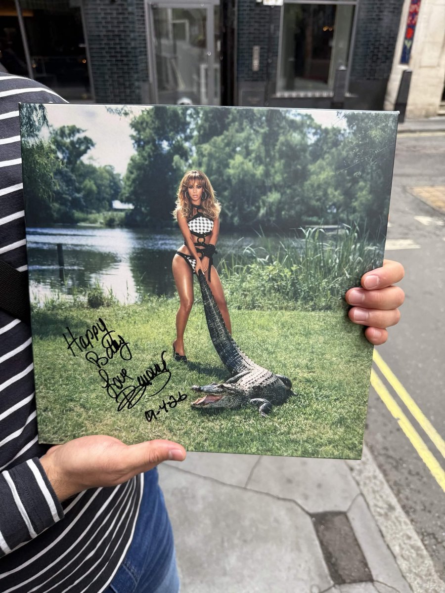beyoncepress's tweet photo. #BDAY20 signed vinyls are being sold in the UK 🐊 https://t.co/WR2KKuRHSB