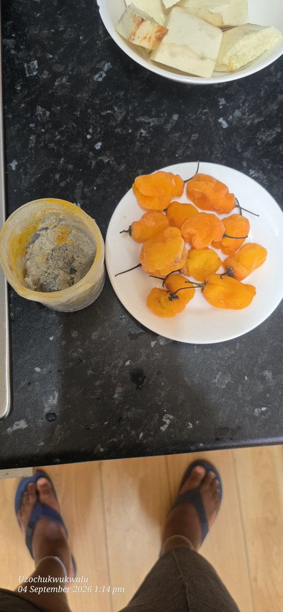 Uzochukwukwalu2's tweet photo. Ọ bụrọdị m ka Aba na a mụrụ ọkpọ. Agu gụọ m abanye kitchen siee ifee gụrụ m.

Nọrọ there chebe heaven's baby mgbe ọjị keecha isi &amp; nails na lashes bata.

Ụmụnne m ọ kwanu nsala ka anyị ji ebido the weekend. https://t.co/qGqv0PJGYD