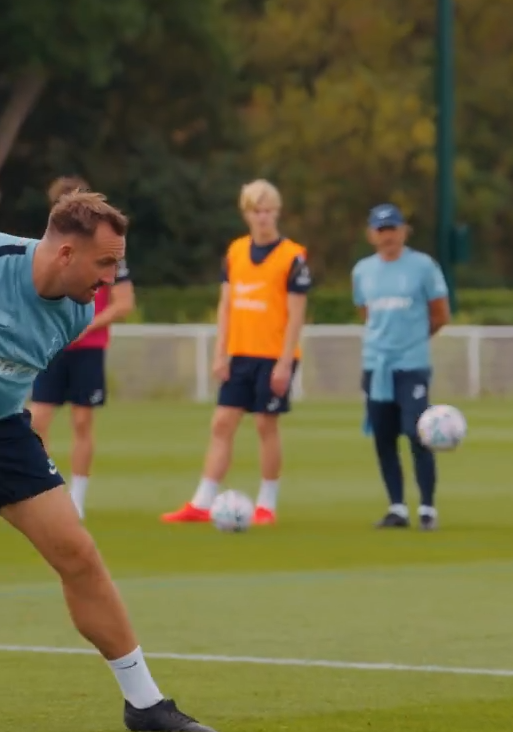 mvhs33lb's tweet photo. @thfcfanspage bergvall trained, he appeared in the background about five times in the video https://t.co/rk1MDVnNot