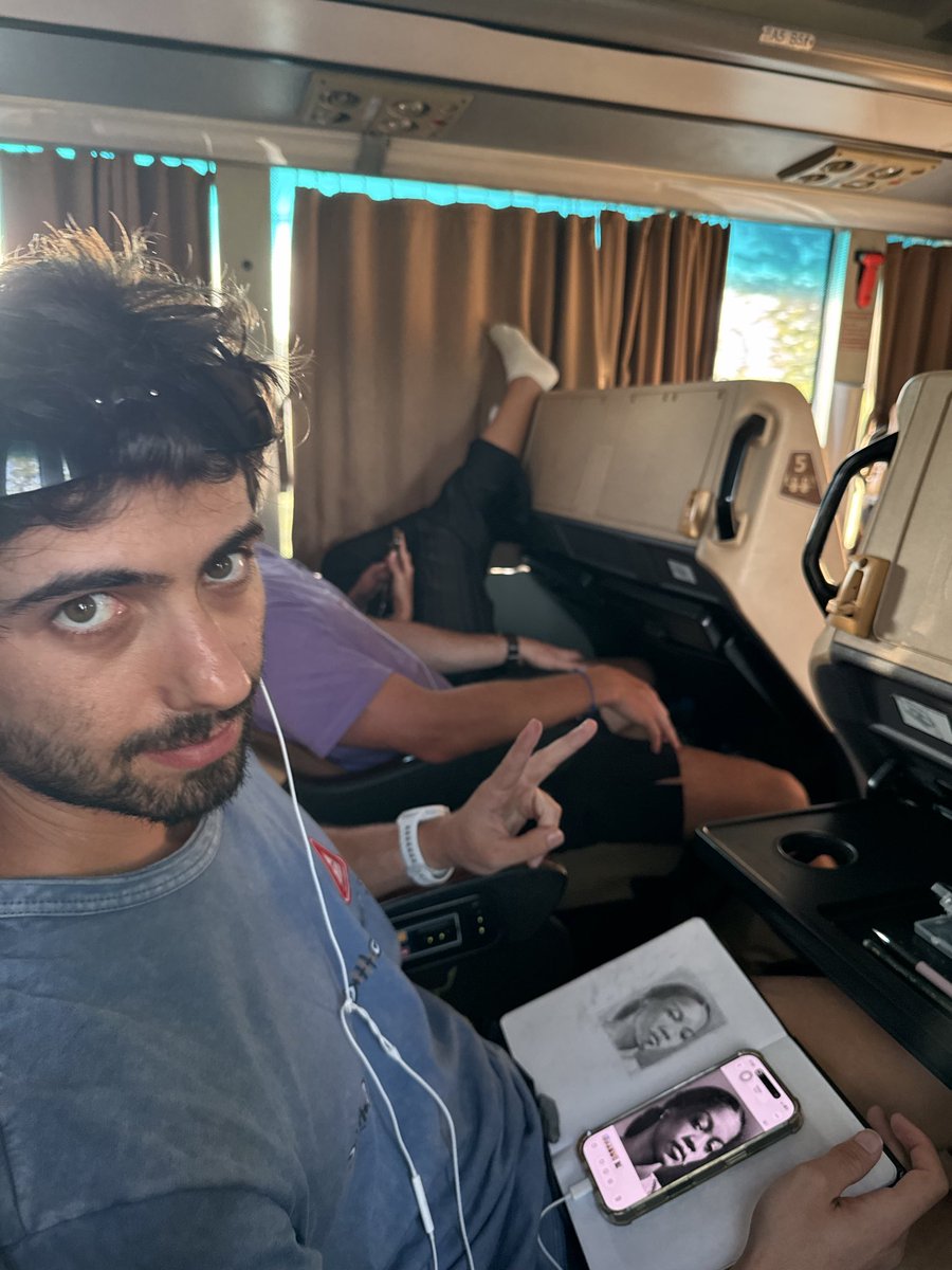 yoav_paints's tweet photo. Drawing in a bus is not fun

Twitter gods pls help me get connections here https://t.co/DZDkg0rJO6