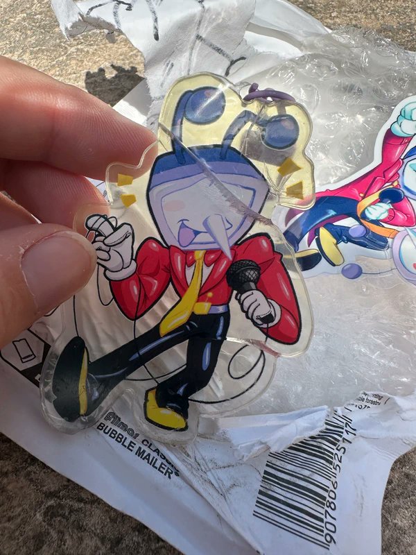 cheriitenna's tweet photo. I'm beyond upset right now.

I did a private sale of a spare keychain I had left, and I'm pretty sure someone from the shipping company deliberately tore into the package to break whatever was inside of it because, I drew a little Tenna head on the back... https://t.co/Gcqk1KuJh9