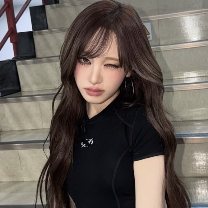 DiveBasee's tweet photo. IVE's Liz when asked who she would choose as a girlfriend between Leeseo and Rei :

"Rei, because she’s already my girlfriend." https://t.co/t4QfK75385