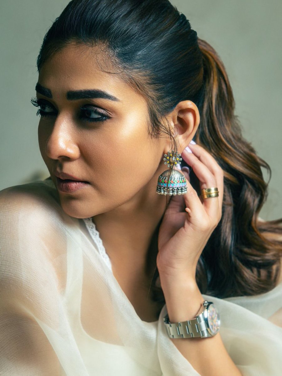 filmfare's tweet photo. All-white and absolutely stunning #Nayanthara knows how to make simplicity look effortlessly glamorous. ✨

#FilmfareFashion #Celebs https://t.co/6ed871PA41