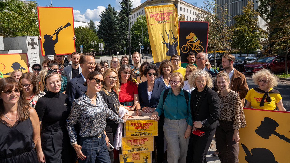 michniklukasz's tweet photo. No to oficjalnie: 204 tysiące podpisów za ucywilizowaniem prawa łowieckiego zebranych przez inicjatywę @uwagapolowanie i złożone wczoraj do Marszałka Sejmu. @__Lewica będzie głosować ZA tymi zmianami. https://t.co/iaa68jjVgG