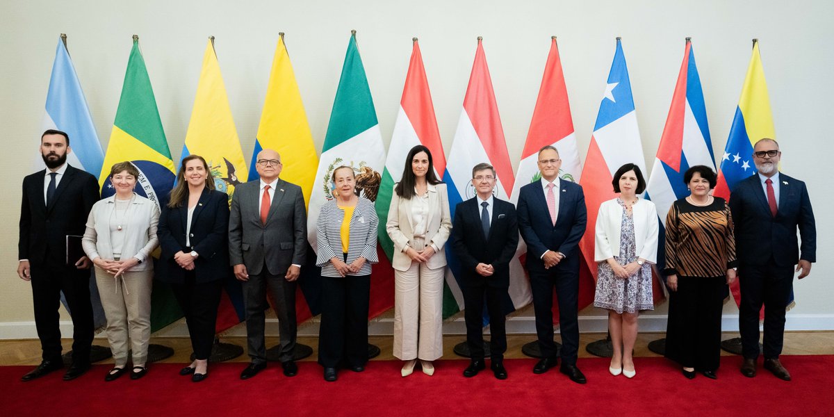 MFAHungary's tweet photo. Hungary is deepening ties with Latin America and the Caribbean as trade grows and cooperation expands in energy, water management, climate action and security. 🇭🇺🌎

Foreign Minister @_OrbanAnita met GRULAC heads of mission in Budapest to advance our partnership.

#GRULAC https://t.co/vJDb3Qyhlh