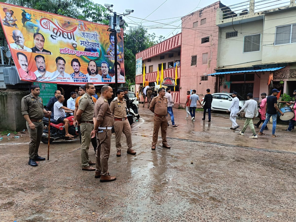 lalitpurpolice's tweet photo. #Addl_SP @kaloosingh द्वारा श्री कृष्ण जन्माष्टमी पर्व के दृष्टिगत क्षेत्र में भ्रमण कर सुरक्षा व्यवस्था का जायजा लिया गया। इस दौरान जुलूस स्थलों का निरीक्षण कर ड्यूटी पर तैनात पुलिस बल को चेक किया गया तथा सुरक्षा व्यवस्था के संबंध में आवश्यक दिशा-निर्देश दिए गए।
#LalitpurPolice #UPPolice