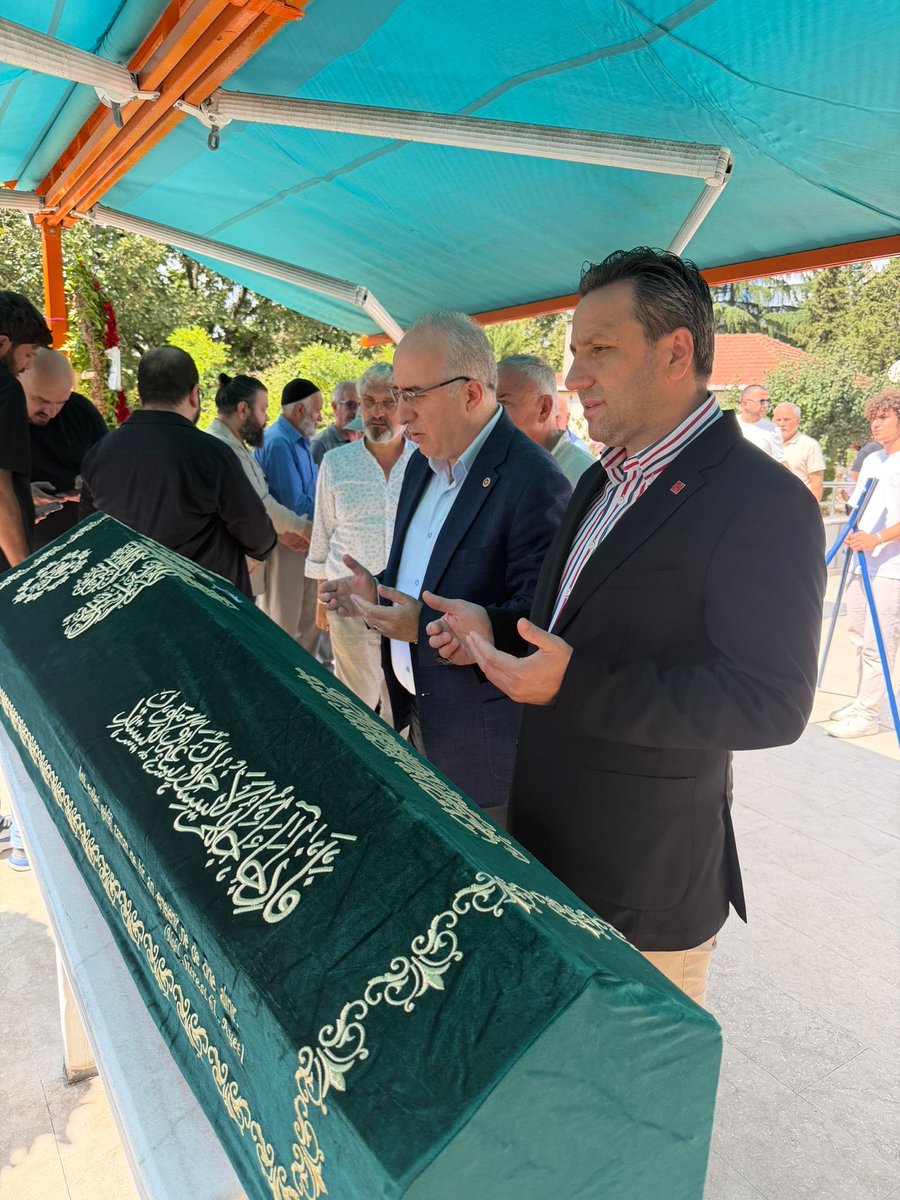 akdagoglufatih's tweet photo. Çekmeköy kurucu belediye başkanı kıymetli büyüğümüz, Sıddık Eraslan’ı dualarla ebedî istirahatgâhına uğurladık.

Rabbim rahmetiyle muamele eylesin; kabrini nur, mekânını cennet eylesin. https://t.co/Jn8sxUJcwY