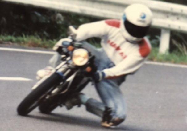 yorozuspeed462's tweet photo. #このタグを見た人は自分の名前の由来を手短に言う

中学やったか小学やったか忘れましたが器用貧乏で友人から『なんでも屋』って思われていて『😎万屋』を自分で名乗ったのは自転車チームを作った中学時代でした😅
その後、友人のバイクのチューニングやらなんやら初めて「😎Yorozu Speed」のステッカーを作ってあちこちに貼っておりました😅
中学時代に自分でデザインして作ったトレーナーが今でも飾ってあります😅
高校時代に完成したミニタン(OM50)が😎YS看板車でした😅

全然手短じゃ無くなりましたね😅
めっちゃ楽しい青春時代でした😆👍