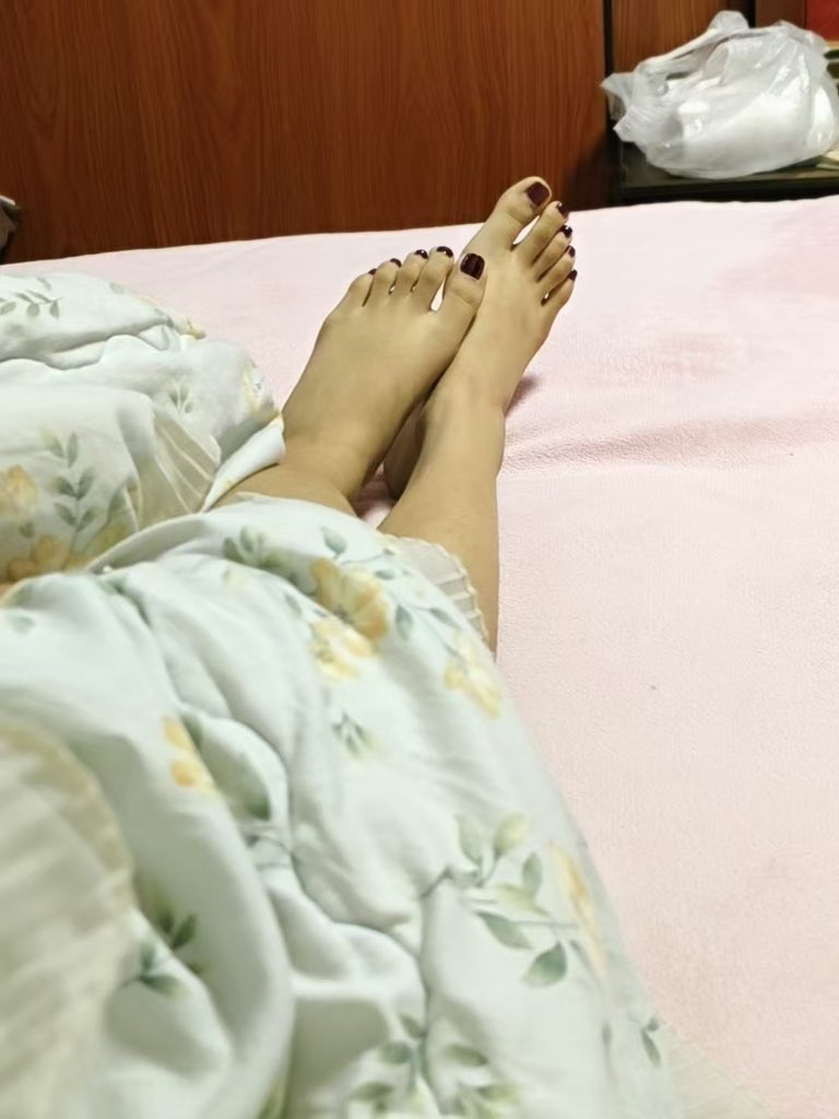 Jiangrsf1's tweet photo. 偷偷发一张脚给你们看看～
#女s #红杏 #男m #绿帽 #女大 https://t.co/BHJiDl5ql4