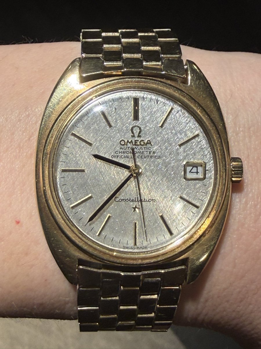 nishimu_51's tweet photo. OMEGA Constellation “C-Line”
ジェラルド・ジェンタが手掛けたとされる、ヴィンテージ・コンステレーションの名作「Cライン」。トップゴールド。
薄く流麗なCシェイプのケースに、経年によって表情を増したシルバーリネンダイヤル。
#OMEGA #Constellation #OmegaConstellation #CLine #Cライン #GeraldGenta #ジェラルドジェンタ #VintageOmega #VintageWatch #ヴィンテージウォッチ #腕時計 #時計好き #WatchCollector