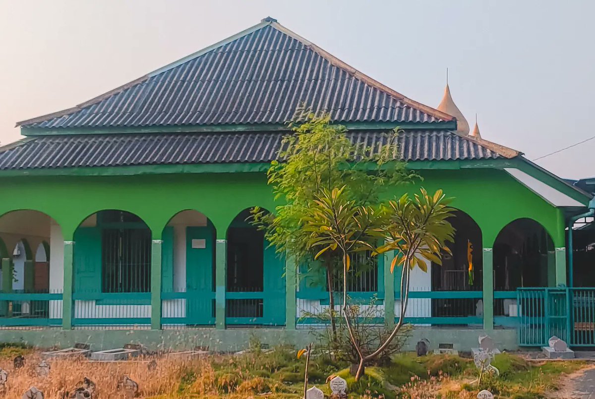 KristenCorvr0x's tweet photo. Visiting graves is not merely longing for those who have passed, but a mirror for those still alive. Alhamdulillah, a meaningful visit to Habib Muhammad bin Thohir bin Umar Al-Haddad at Al-Haddad Dome, Tegal. May His guidance and blessings flow https://t.co/2dAmccnNDt