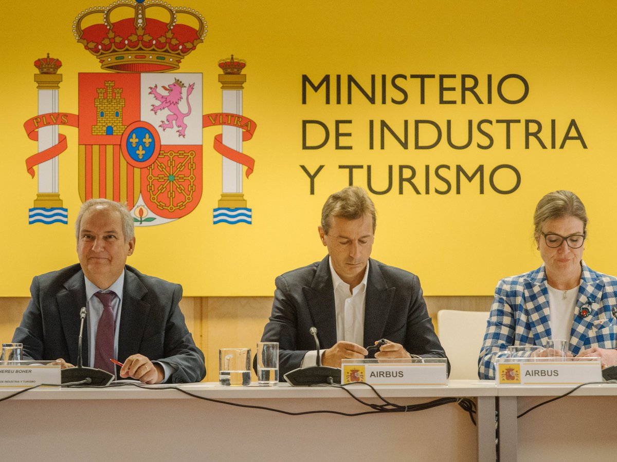 minturgob's tweet photo. El ministro @jordihereub se ha reunido en la sede del @minturgob con la dirección de @airbus y @airbusespaña y representación de los sindicatos.

🤝 "Airbus es una empresa estratégica para Europa y para España que hoy da un paso adelante para garantizar su futuro industrial". https://t.co/OYl4wKEArB