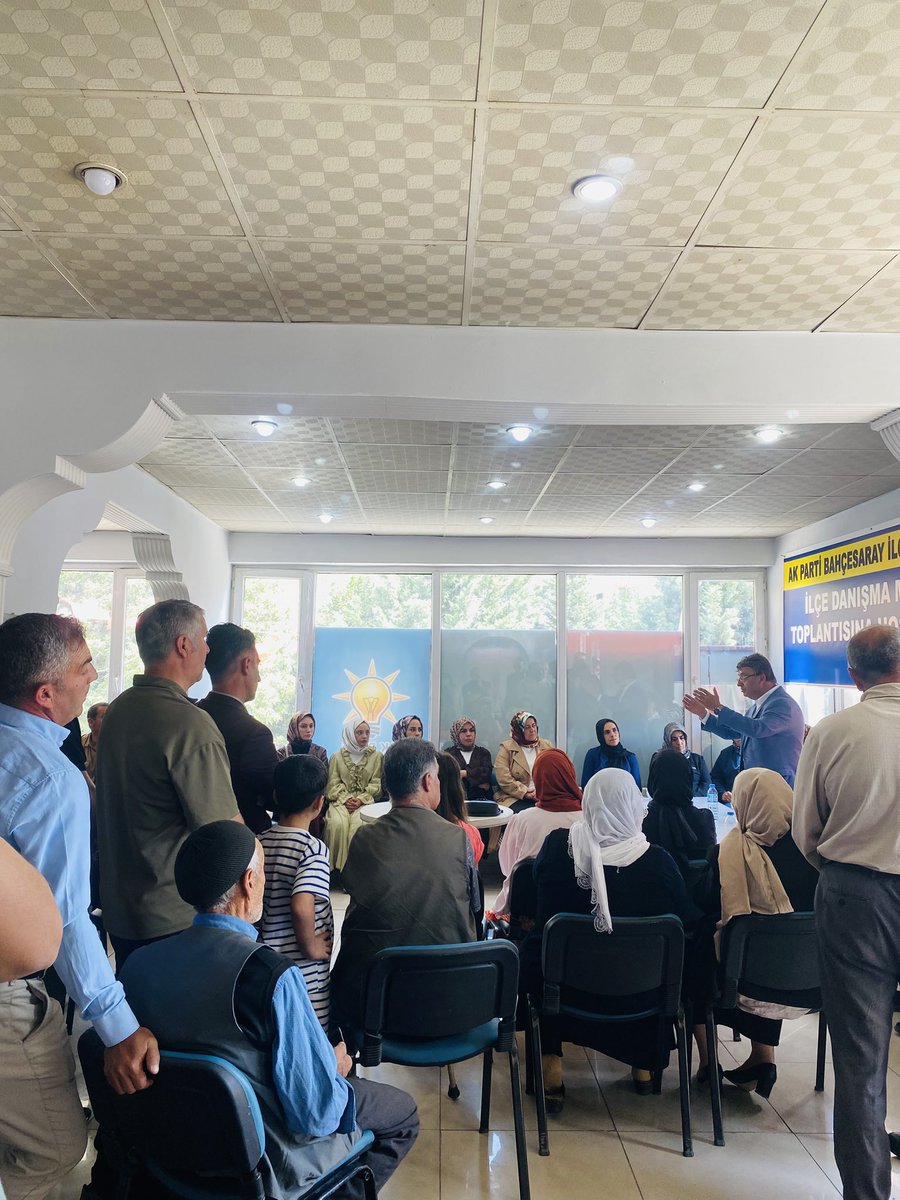 resmi19106's tweet photo. AK Parti Van Milletvekili Sayın Kayhan Türkmenoğlu
Beyefendi’yi ilçemizde karşılamaktan büyük onur duyduk.Kendilerine hoş geldiniz dileklerimizi sunar, çalışmalarında başarılar dileriz. @rterdogan @kayhanturkmenoglutr 
@tugbaisikercan @abdulahatarvass @zerrin_alpaslan_65 https://t.co/1DM0OSbJza