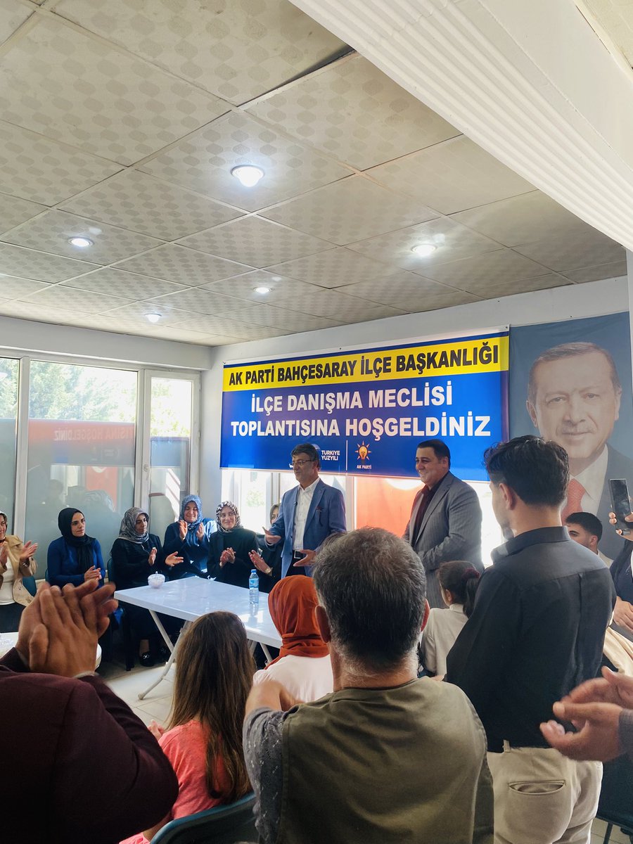 resmi19106's tweet photo. AK Parti Van Milletvekili Sayın Kayhan Türkmenoğlu
Beyefendi’yi ilçemizde karşılamaktan büyük onur duyduk.
Kendilerine hoş geldiniz dileklerimizi sunar, çalışmalarında başarılar dileriz. @rterdogan @kayhanturkmenoglutr 
@tugbaisikercan @abdulahatarvass
@zerrin_alpaslan_65 https://t.co/aVFFjQpoNj