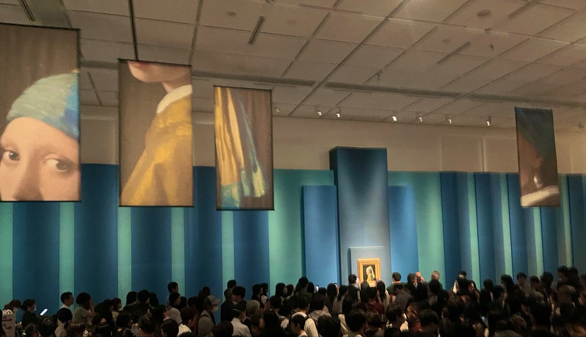 pometomofu's tweet photo. 大阪でやってる
『フェルメール　真珠の耳飾りの少女展』
行ってきたー😊

1列目の人は写真近い位置で1枚撮ってすぐ退散、2列目はゆっくり見れるし写真も何枚でも撮れる、とかルールがあって近くでは見れないけど、2列目選んで目に焼き付けてきた👀ミッフィーは全部売り切れ〜受注は出来た🐇 https://t.co/ABJ6xNgbg0
