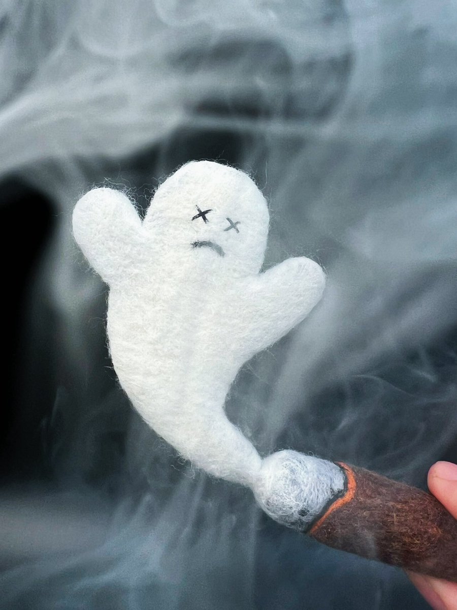 sadtime_jp's tweet photo. 葉巻に見えるけど、
触るとふわふわ。
殺傷力:0。🚬
#羊毛フェルト #ハンドメイド #吸えない葉巻 #SADTIME https://t.co/NDB4cQQs7K