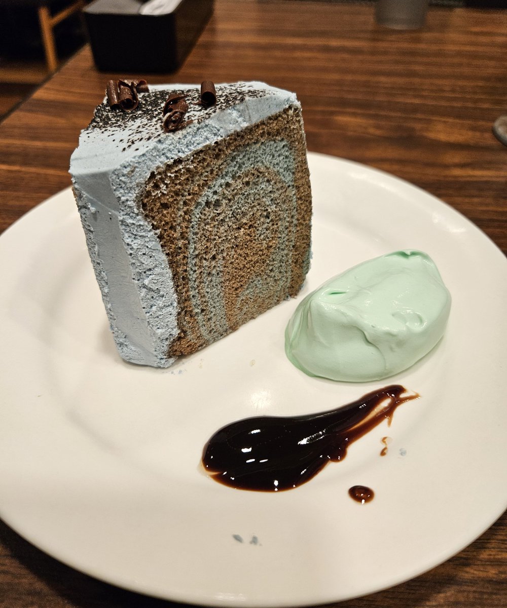 berk_d's tweet photo. ジョナサン チョコミントシフォンケーキ。美しい #チョコミント の断面。クリームはそこそこミント感あり、ケーキ自体も優しくミントなのでトータルバランス高い。別添のミントクリームとチョコソースは甘々なので最初は付けずに食べるのがおすすめ。 #チョコミント https://t.co/uCzmkrBHyu