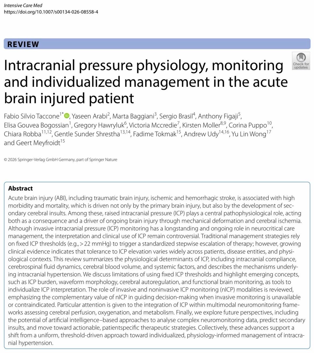 MarlonVFZR's tweet photo. 🧠𝐏𝐫𝐞𝐬𝐢𝐨́𝐧 𝐢𝐧𝐭𝐫𝐚𝐜𝐫𝐚𝐧𝐞𝐚𝐥💥
@SpringerNature 
👇🏼👇🏼👇🏼👇🏼
📑🔗🔑🔓
https://t.co/89ht2mBRSA
⬇️⬇️⬇️⬇️
🧵👇

La revisión propone abandonar el enfoque puramente 𝐢𝐦𝐩𝐮𝐥𝐬𝐚𝐝𝐨 𝐩𝐨𝐫 𝐞𝐥 𝐮𝐦𝐛𝐫𝐚𝐥.

📌 ICP normal: 𝟓–𝟏𝟓 𝐦𝐦𝐇𝐠
📌 En TCE, el umbral clásico sigue siendo >𝟐𝟐 𝐦𝐦𝐇𝐠

Pero la tolerancia depende también de:

⏱️ duración
🧠 compliance
🩸 autorregulación
📍 tipo de lesión cerebral

🔥 𝟐𝟑 𝐦𝐦𝐇𝐠 𝐧𝐨 𝐬𝐢𝐠𝐧𝐢𝐟𝐢𝐜𝐚𝐧 𝐥𝐨 𝐦𝐢𝐬𝐦𝐨 𝐞𝐧 𝐭𝐨𝐝𝐨𝐬 𝐥𝐨𝐬 𝐩𝐚𝐜𝐢𝐞𝐧𝐭𝐞𝐬.

⏱️📈 𝐈𝐦𝐩𝐨𝐫𝐭𝐚 𝐥𝐚 “𝐝𝐨𝐬𝐢𝐬” 𝐝𝐞 𝐡𝐢𝐩𝐞𝐫𝐭𝐞𝐧𝐬𝐢𝐨́𝐧 𝐢𝐧𝐭𝐫𝐚𝐜𝐫𝐚𝐧𝐞𝐚𝐥

El concepto de 𝐂𝐚𝐫𝐠𝐚 𝐝𝐞 𝐈𝐂𝐏 integra:

𝐦𝐚𝐠𝐧𝐢𝐭𝐮𝐝 × 𝐝𝐮𝐫𝐚𝐜𝐢𝐨́𝐧

Así:

⚠️ ICP 𝟏𝟖–𝟐𝟎 𝐦𝐦𝐇𝐠 𝐝𝐮𝐫𝐚𝐧𝐭𝐞 𝐡𝐨𝐫𝐚𝐬 puede ser tan relevante como una elevación mayor pero breve.

👉 El cerebro no responde a un interruptor binario de 22 mmHg.

🔥 La tendencia y la exposición acumulada pueden ser más informativas que el pico aislado.

🌊🧠 𝐋𝐚 𝐨𝐧𝐝𝐚 𝐝𝐞 𝐈𝐂𝐏 𝐩𝐮𝐞𝐝𝐞 𝐚𝐝𝐯𝐞𝐫𝐭𝐢𝐫 𝐩𝐞́𝐫𝐝𝐢𝐝𝐚 𝐝𝐞 𝐫𝐞𝐬𝐞𝐫𝐯𝐚 𝐚𝐧𝐭𝐞𝐬 𝐝𝐞 𝐪𝐮𝐞 𝐬𝐮𝐛𝐚 𝐥𝐚 𝐦𝐞𝐝𝐢𝐚

La morfología importa:

✅ 𝐏𝟐/𝐏𝟏 <𝟏 → reserva compensatoria más preservada
⚠️ 𝐏𝟐/𝐏𝟏 >𝟏 → compliance reducida
🚨 𝐏𝟐/𝐏𝟏 >𝟏,𝟒 o morfología triangular → deterioro importante de la reserva

Además, un 𝐑𝐀𝐏 𝐜𝐞𝐫𝐜𝐚𝐧𝐨 𝐚 +𝟏 sugiere agotamiento compensatorio.

🔥 No basta preguntar “¿cuánto es la ICP?”; hay que preguntar “¿𝐜𝐮𝐚́𝐧𝐭𝐚 𝐫𝐞𝐬𝐞𝐫𝐯𝐚 𝐢𝐧𝐭𝐫𝐚𝐜𝐫𝐚𝐧𝐞𝐚𝐥 𝐪𝐮𝐞𝐝𝐚?”

🩸🎯 𝐂𝐏𝐏 𝐟𝐢𝐣𝐚 𝐩𝐚𝐫𝐚 𝐭𝐨𝐝𝐨𝐬 𝐭𝐚𝐦𝐩𝐨𝐜𝐨 𝐞𝐬 𝐟𝐢𝐬𝐢𝐨𝐥𝐨𝐠𝐢́𝐚 𝐩𝐞𝐫𝐬𝐨𝐧𝐚𝐥𝐢𝐳𝐚𝐝𝐚

El 𝐏𝐑𝐱 permite estimar una 𝐂𝐏𝐏 𝐨́𝐩𝐭𝐢𝐦𝐚 𝐢𝐧𝐝𝐢𝐯𝐢𝐝𝐮𝐚𝐥 (𝐂𝐏𝐏𝐨𝐩𝐭).

📉 permanecer por debajo de CPPopt se ha asociado con peor pronóstico.

Pero elevar la PAM indiscriminadamente puede:

📈 aumentar flujo pasivo
📈 elevar volumen sanguíneo cerebral
📈 empeorar edema e ICP si la autorregulación está alterada

👉 La misma PAM puede beneficiar a un paciente y perjudicar a otro.

🔥 𝐂𝐏𝐏 𝐨𝐛𝐣𝐞𝐭𝐢𝐯𝐨 = 𝐬𝐢𝐦𝐩𝐥𝐞𝐦𝐞𝐧𝐭𝐞 “𝟔𝟎–𝟕𝟎 𝐦𝐦𝐇𝐠 𝐩𝐚𝐫𝐚 𝐭𝐨𝐝𝐨𝐬”.

🎯 𝐌𝐚𝐧𝐞𝐣𝐨 𝐦𝐨𝐝𝐞𝐫𝐧𝐨: 𝐭𝐫𝐚𝐭𝐚𝐫 𝐞𝐥 𝐦𝐞𝐜𝐚𝐧𝐢𝐬𝐦𝐨, 𝐧𝐨 𝐬𝐨𝐥𝐨 𝐞𝐥 𝐦𝐨𝐧𝐢𝐭𝐨𝐫

La revisión propone integrar:

🧠 ICP y compliance
🩸 autorregulación / CPPopt
👁️ ONSD y pupillometría
🌊 TCD
🧪 PbtO₂ y microdiálisis
⚡ EEG
🤖 análisis avanzado/IA

Y dirigir la terapia según la causa:

💧 hidrocefalia → drenaje de LCR
🧠 edema → osmoterapia
🩸 hiperemia → control de PaCO₂ / perfusión
🔵 congestión venosa → mejorar retorno venoso
🔥 fiebre, dolor, agitación o convulsiones → reducir demanda metabólica

🔥 𝐌𝐞𝐧𝐬𝐚𝐣𝐞 𝐟𝐢𝐧𝐚𝐥: la hipertensión intracraneal es un síndrome dinámico. El objetivo ya no es solo bajar la ICP, sino 𝐢𝐝𝐞𝐧𝐭𝐢𝐟𝐢𝐜𝐚𝐫 𝐩𝐨𝐫 𝐪𝐮𝐞́ 𝐞𝐬𝐭𝐚́ 𝐚𝐥𝐭𝐚 𝐲 𝐪𝐮𝐞́ 𝐟𝐢𝐬𝐢𝐨𝐥𝐨𝐠𝐢́𝐚 𝐜𝐞𝐫𝐞𝐛𝐫𝐚𝐥 𝐞𝐬𝐭𝐚́ 𝐟𝐚𝐥𝐥𝐚𝐧𝐝𝐨.

📌𝙂𝙪𝙖𝙧𝙙𝙖 𝙥𝙖𝙧𝙖 𝙩𝙪 𝙥𝙧𝙤́𝙭𝙞𝙢𝙖 𝙜𝙪𝙖𝙧𝙙𝙞𝙖❤️

📚📖 Más en 𝕏 @MarlonVFZR y en el blog 👉 [https://t.co/wbCJFKHCXL]

‼️Si te sirve: ❤️ Me gusta | 🔁 Repost | ➕ Follow para más👇🏼👇🏼👇🏼👇🏼
📚📖#ClubCrit👨🏻‍⚕️👨🏻‍🏫🧠🫶

#ICP #NeurocriticalCare

#FOAMed #FOAMcc #CriticalCare #CriticalCare #CuidadoCritico #MedTwitter #MedX #IntensiveCare #MedXCommunity #MedED