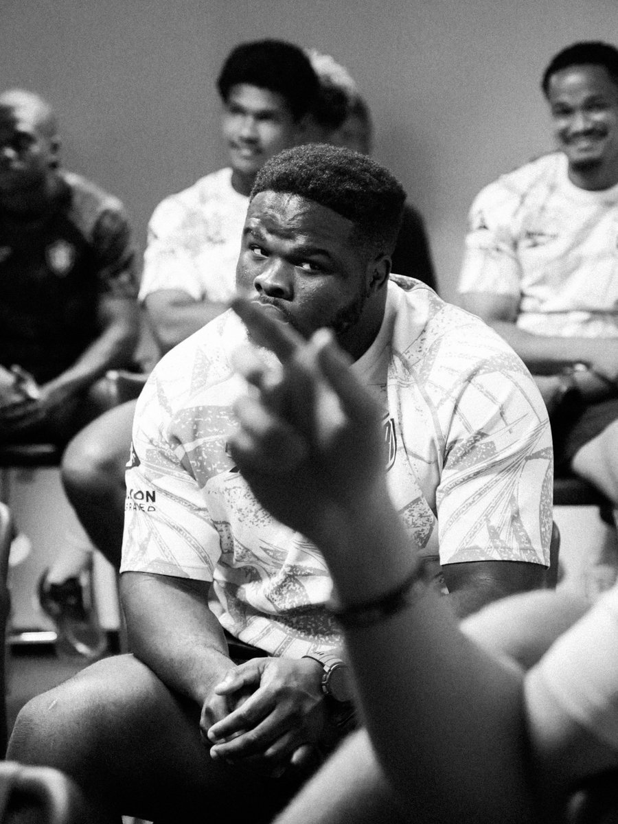 SharksRugby's tweet photo. ALL ON THE SAME PAGE 🦈

The final details locked as we prepare for the Dotsure SWD Eagles 🦅

#SharksRugbyClub #BlackWhiteForever #HollywoodbetsSharks https://t.co/99G7OCVGjl